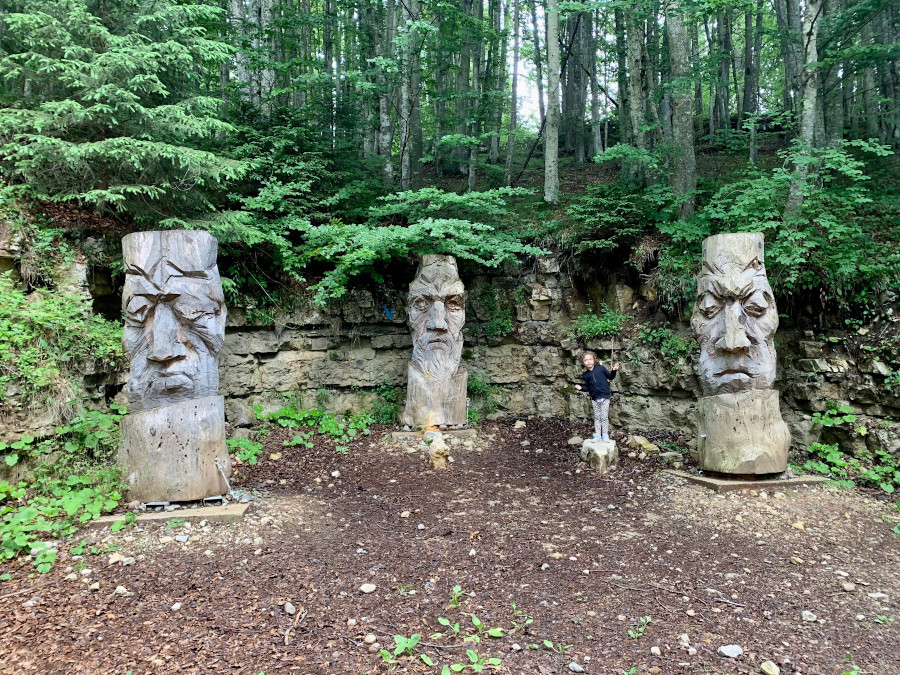 tre totem nel bosco