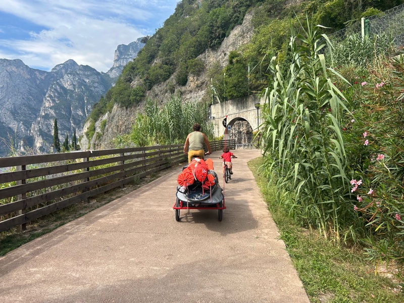 L'ultimo tratto che si percorre in bicicletta lungo il Sarca è quello a sbalzo sul lago, tra le gallerie che collegano Torbole e Riva.