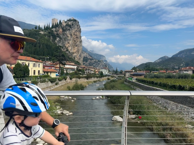 Pedalando in bicicletta lungo il Sarca si attraversa anche questo ponte, che mette in collegamento anche il grande parcheggio di Caneve con il centro storico di Arco.