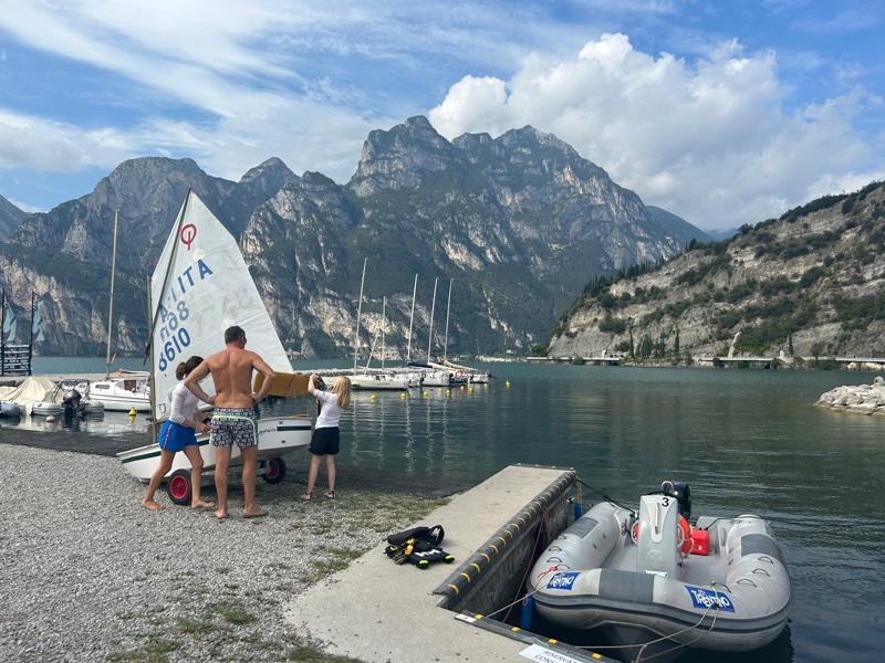 Pedalando in bicicletta lungo il Sarca si arriva infine sulle spiagge del Lago di Garda, nei pressi delle foci del Sarca.