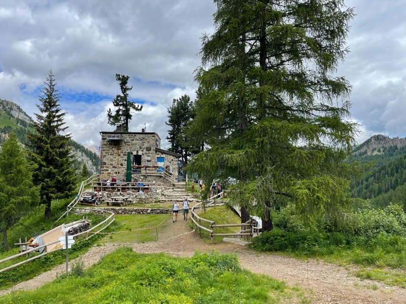 Il Rifugio Taramelli in Val Monzoni si contraddistingue per la singolare forma cubica.