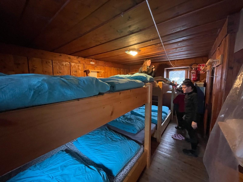 Al Rifugio Taramelli in Val Monzoni si può pernottare in na camerata da 8-10 persone o in una stanza a 4 posti.