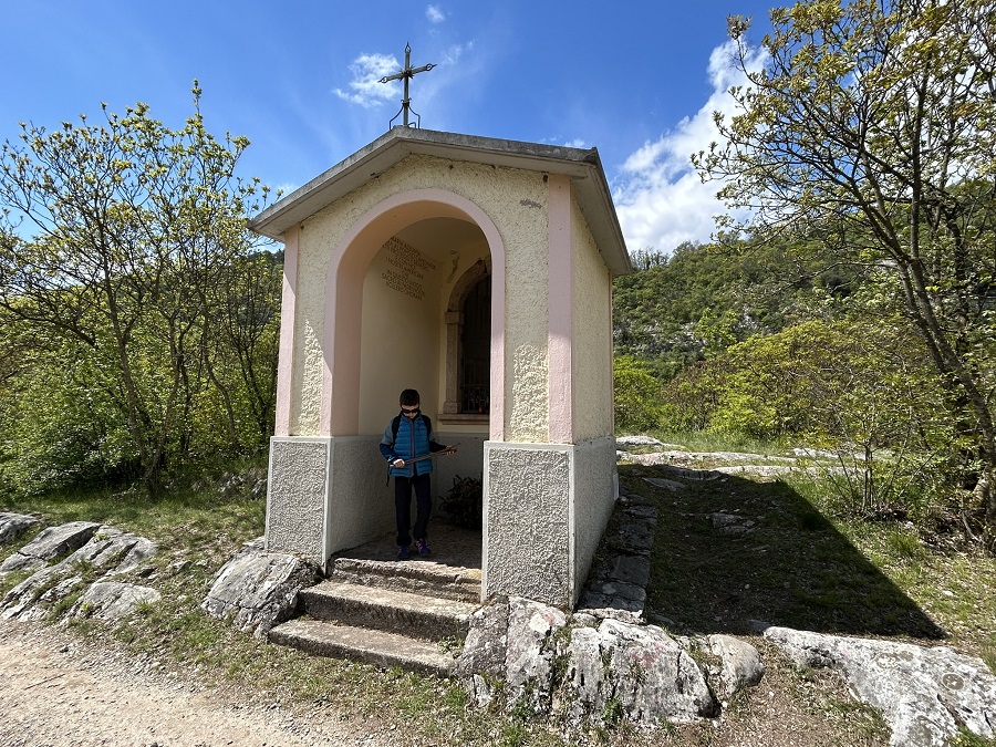 Lungo il Sentiero Archeologico a Cavedine si trova il cosiddetto Capitel dei Mericani, nei pressi del quale viene narrata la vicenda dei migranti del luogo verso l'America di fine Ottocento