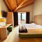 Otto camere arredate in modo moderno ed accogliente, dove dominano il legno ed il verde ed il rosso, i colori delle mele. Questo è l'Agriturismo Il Tempo delle Mele, a Caldes in Val di Sole, uno degli agritur ambasciatori di Melinda