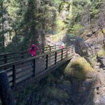 Per raggiungere la fly-line si attraversa il ponte posto a pochi metri dalla terza delle cascate di Tures
