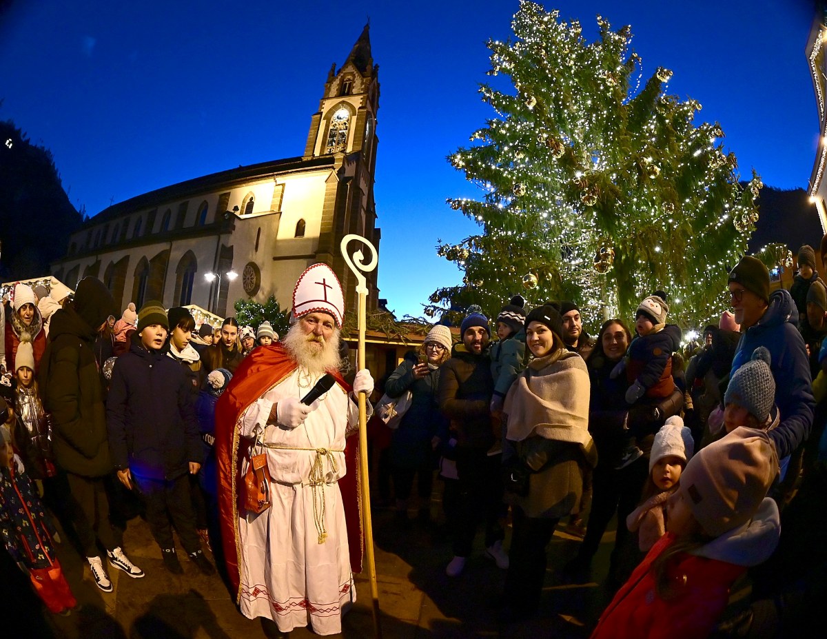 Il mercatino di Predazzo, il Villaggio sotto l'Albero, viene tradizionalmente inaugurato con la sfilata di San Nicolò e dei Krampus