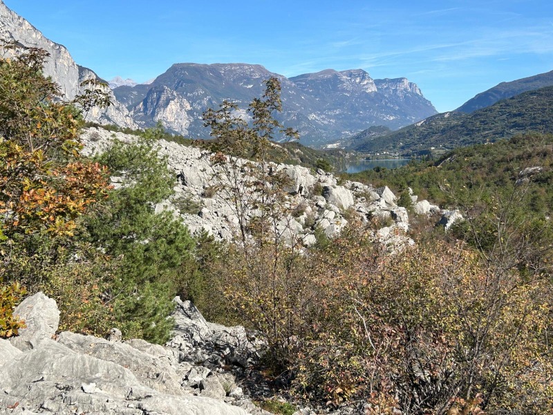 Il lago di Cavedine può essere raggiunto con una bella passeggiata attraverso le marocche