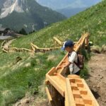 Una pallina di legno: un piccolo e semplice diversivo per incentivare i bambini a camminare lungo il percorso 'Il Viaggio di Tica Pop '