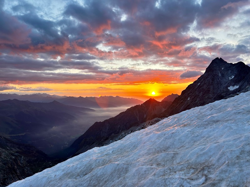 I colori dell'alba in quota sul ghiacciaio Presena