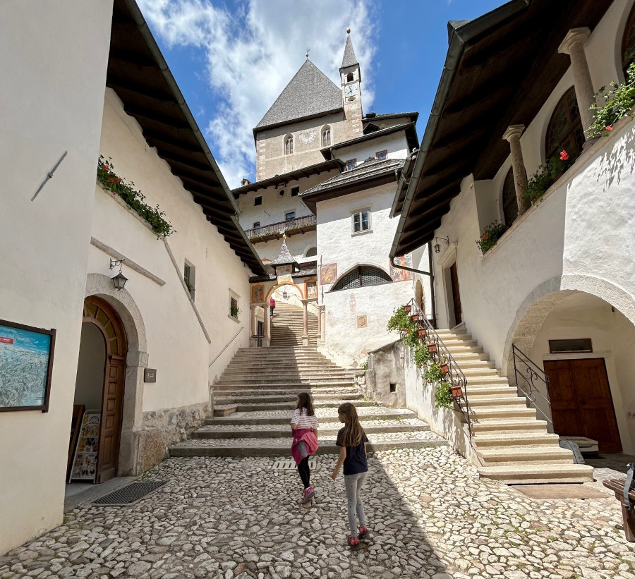 L'inizio della lunga scalinata del Santuario di San Romedio