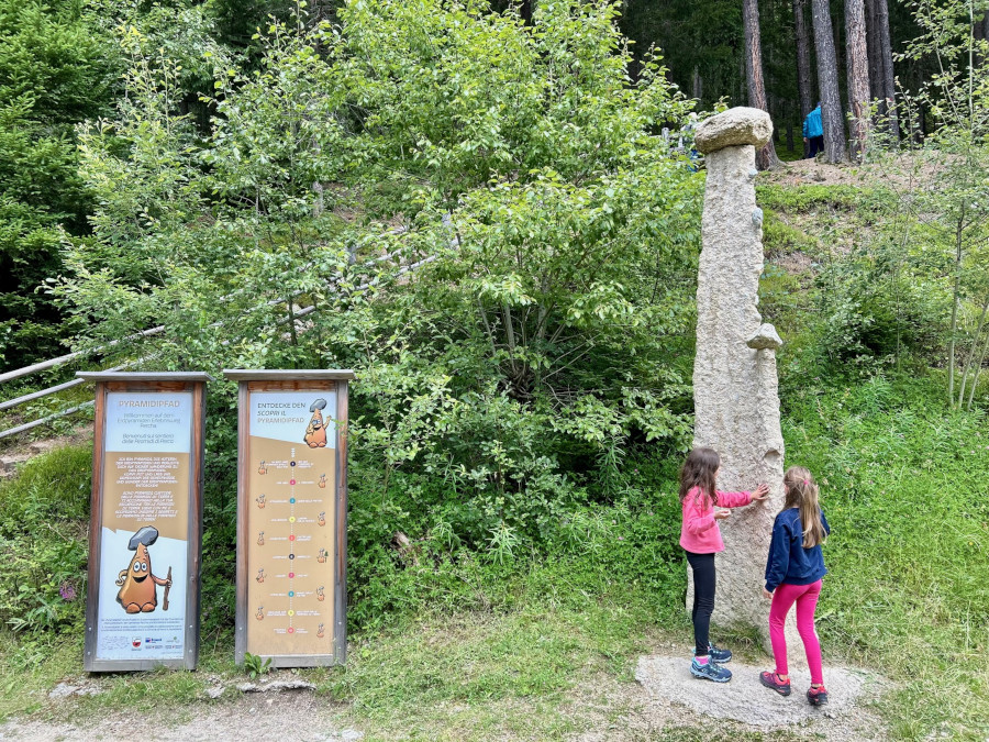 sentiero piramidi di terra a Perca