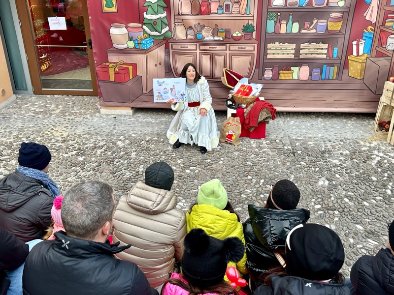 Luna racconta storie nella Dispensa delle Storie alla Tana dell'orso Pom