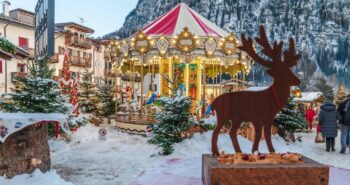 Natale in Val di Fassa: a Campitello si può salire sulla giostra dei cavalli in uno scenario da fiaba