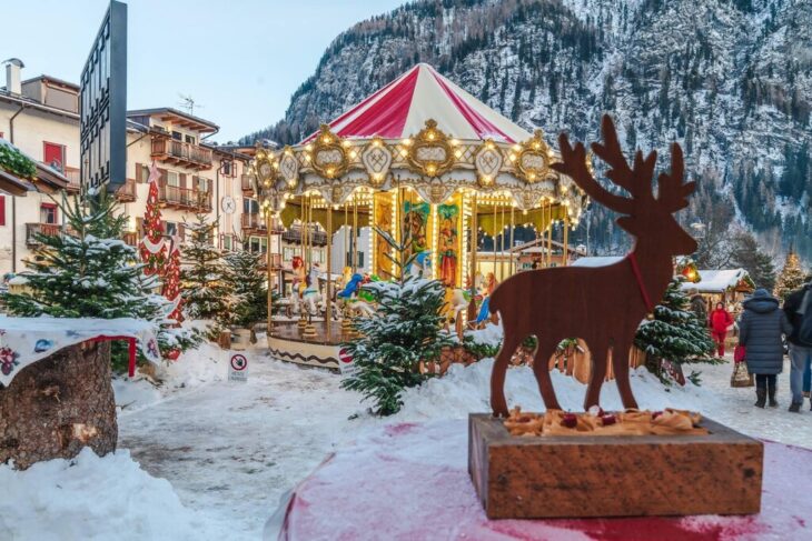Natale in Val di Fassa: a Campitello si può salire sulla giostra dei cavalli in uno scenario da fiaba