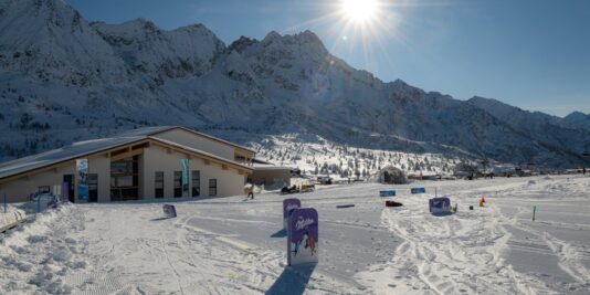 Il nuovissimo Tonale Mountain Centre si trova a due passi dalla partenza della seggiovia Valbiolo al Passo del Tonale.