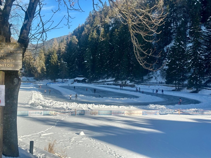 Il percorso del Borgo di Natale si conclude nei pressi del Lago Smeraldo dove, se le condizioni e le temperature lo permettono, si può pattinare sulla superficie ghiacciata.