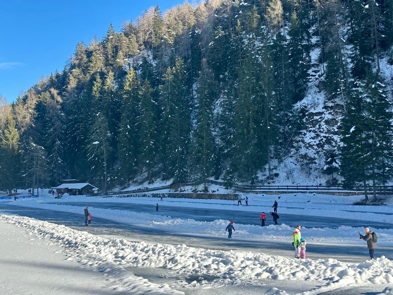 Pattinare sulla superficie ghiacciata del Lago Smeraldo è un'esperienza davvero suggestiva