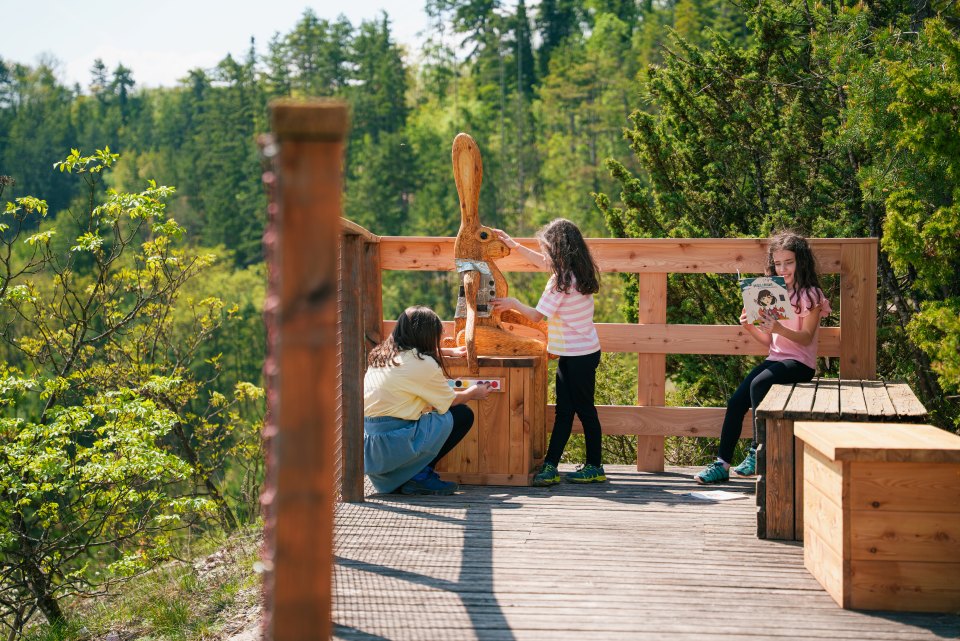 Lungo il percorso Melinda e la Scatola Magica si incontrano le sculture di animali realizzate da Franz Avancini.