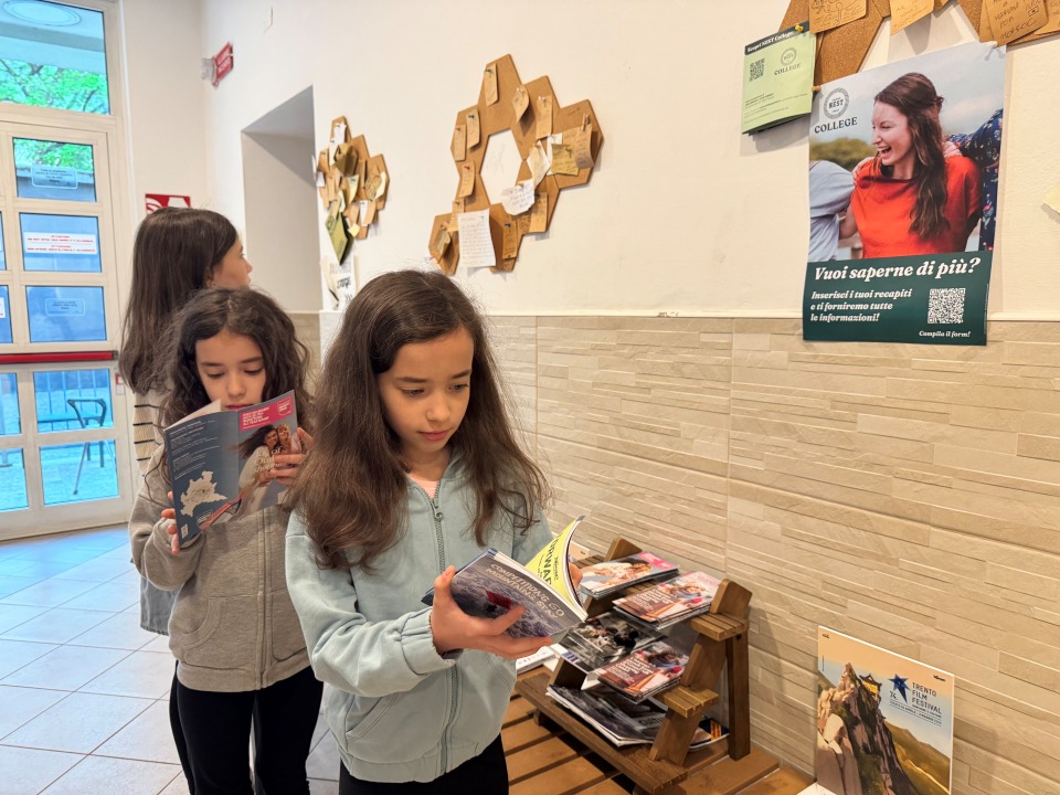 Angolo lettura e punto info presso l'ostello di Trento