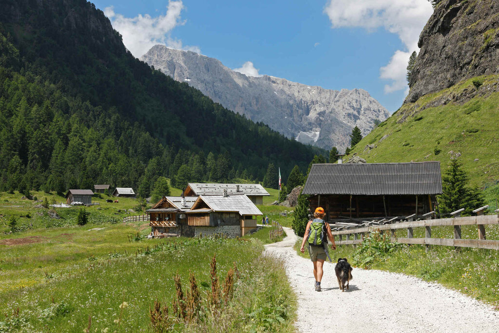 Il modo migliore per raggiungere la Val Duron da Campitello di Fassa con i bambini è usufruendo del servizio navetta.