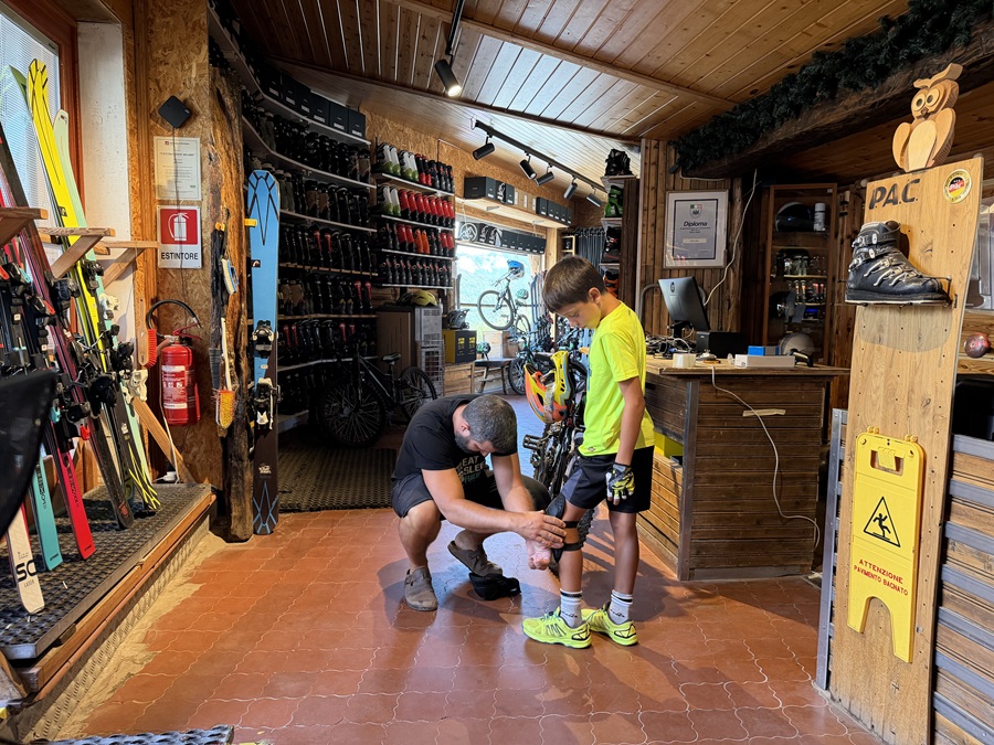 Se vuoi provare il Polsa Bike Park ma non hai la tua attrezzatura la puoi noleggiare di fronte all'ingresso del parco